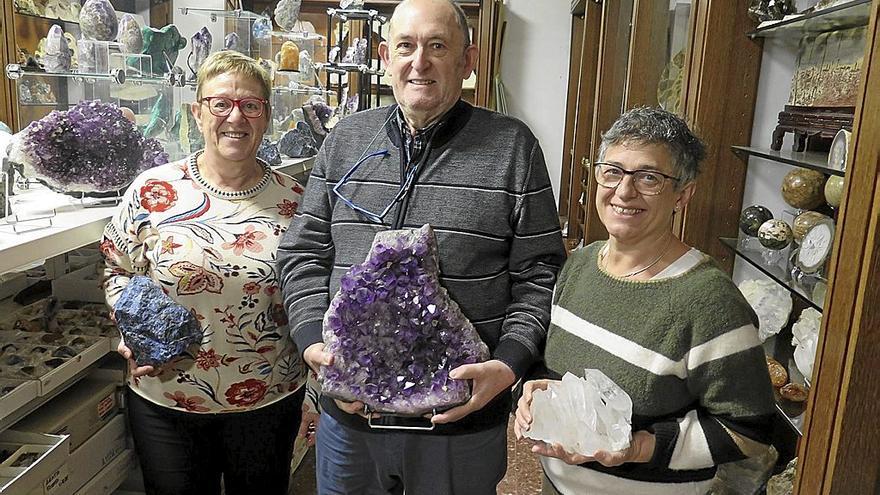 Mari Jose Lizarralde, Javier Aguado y Trini Fernández, en el taller de minerales.