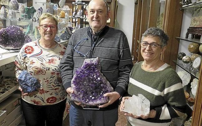 Mari Jose Lizarralde, Javier Aguado y Trini Fernández, en el taller de minerales.