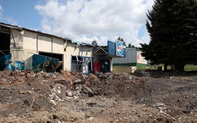 El cráter dejado por un cohete ruso en una localidad de la región de Donetsk.