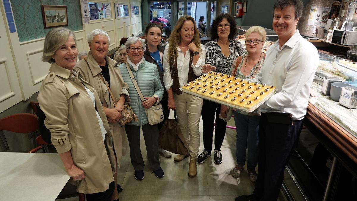 El Café Lago ha regalado 300 trozos de tarta a las ‘begoñas’ en el día de la Amatxu de Bilbao