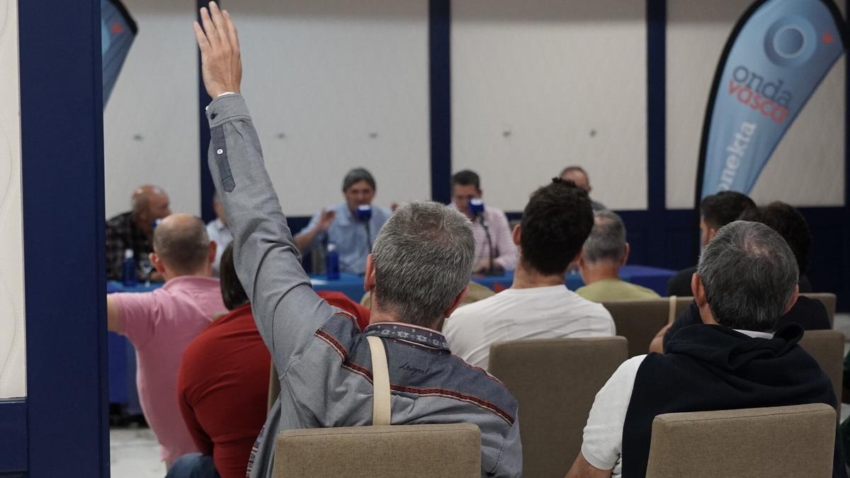 Oyentes participando durante el programa.