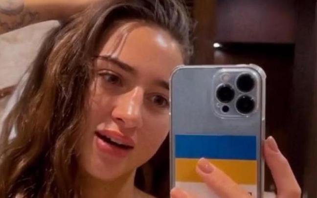 Miss Ucrania, con la bandera de su pa&iacute;s en el tel&eacute;fono m&oacute;vil.