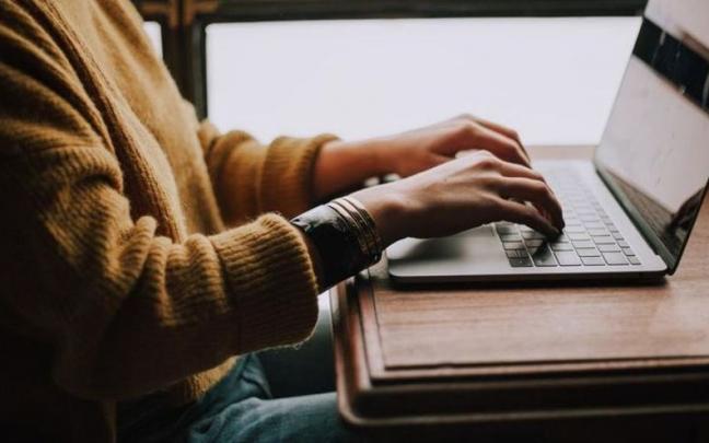El Gobierno vasco espera repartir más de 2.300 bonos para aumentar la conectividad de hogares vulnerables. El Gobierno vasco espera repartir más de 2.300 bonos para aumentar la conectividad de hogares vulnerables.