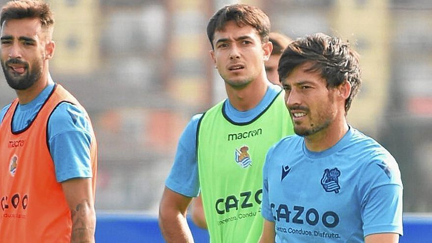 David Silva, Brais Méndez y Martín Zubimendi, en un parón de la sesión.