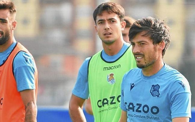 David Silva, Brais Méndez y Martín Zubimendi, en un parón de la sesión. David Silva, Brais Méndez y Martín Zubimendi, en un parón de la sesión.