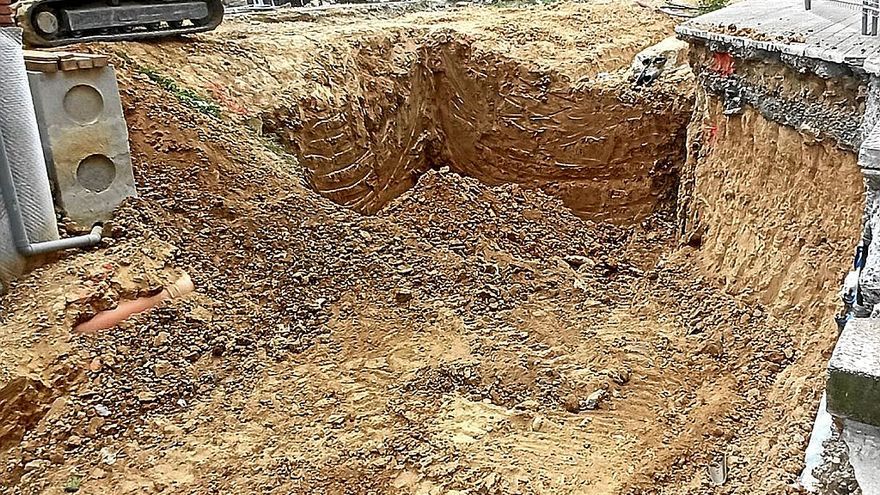Imagen de los trabajos sobre el terreno, con el objetivo de instalar un ascensor urbano. | FOTO: E. U.