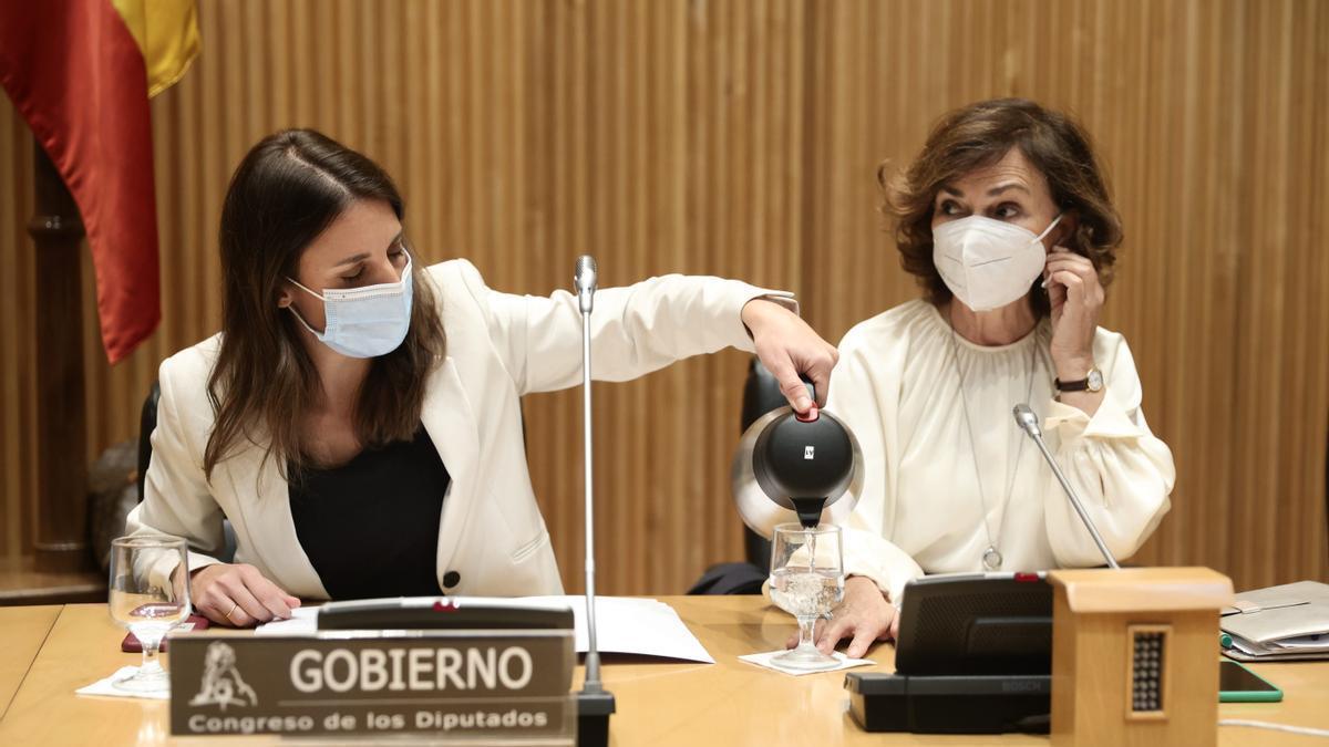 Irene Montero y Carmen Calvo en la Comisión de Igualdad del Congreso de los Diputados.