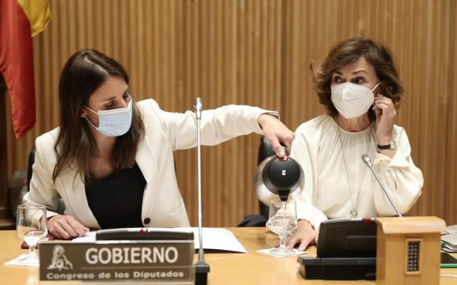 Irene Montero y Carmen Calvo en la Comisión de Igualdad del Congreso de los Diputados.