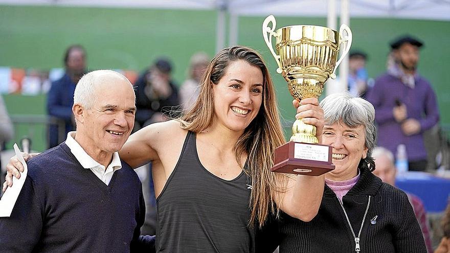 Nerea Arruti, con la Urrezko Kopa en la Plaza de la Trinidad. | FOTO: RUBEN PLAZA