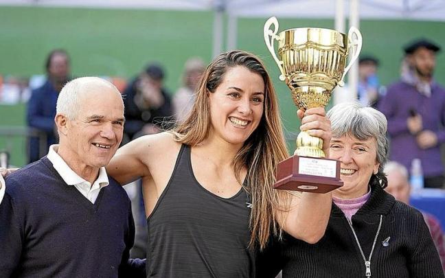 Nerea Arruti, con la Urrezko Kopa en la Plaza de la Trinidad. | FOTO: RUBEN PLAZA