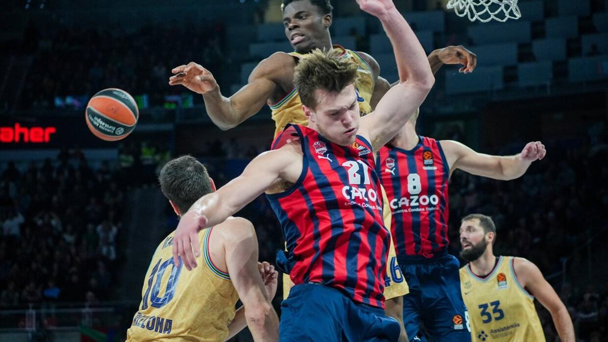 Nnaji lucha por el rebote junto a Kotsar, durante un momento del partido entre el Baskonia y el Barça