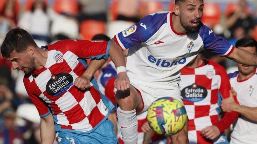 Un lance del partido disputado este sábado entre Eibar y Lugo.