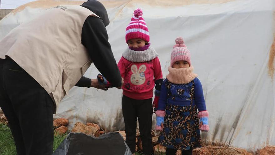 Refugiados sirios han recibido numerosas prendas que les ayudarán a pasar mejor el invierno