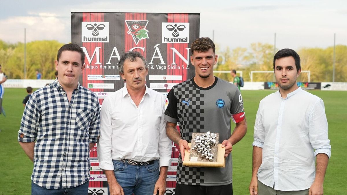 Javi López posa con el trofeo Villa de Laguardia