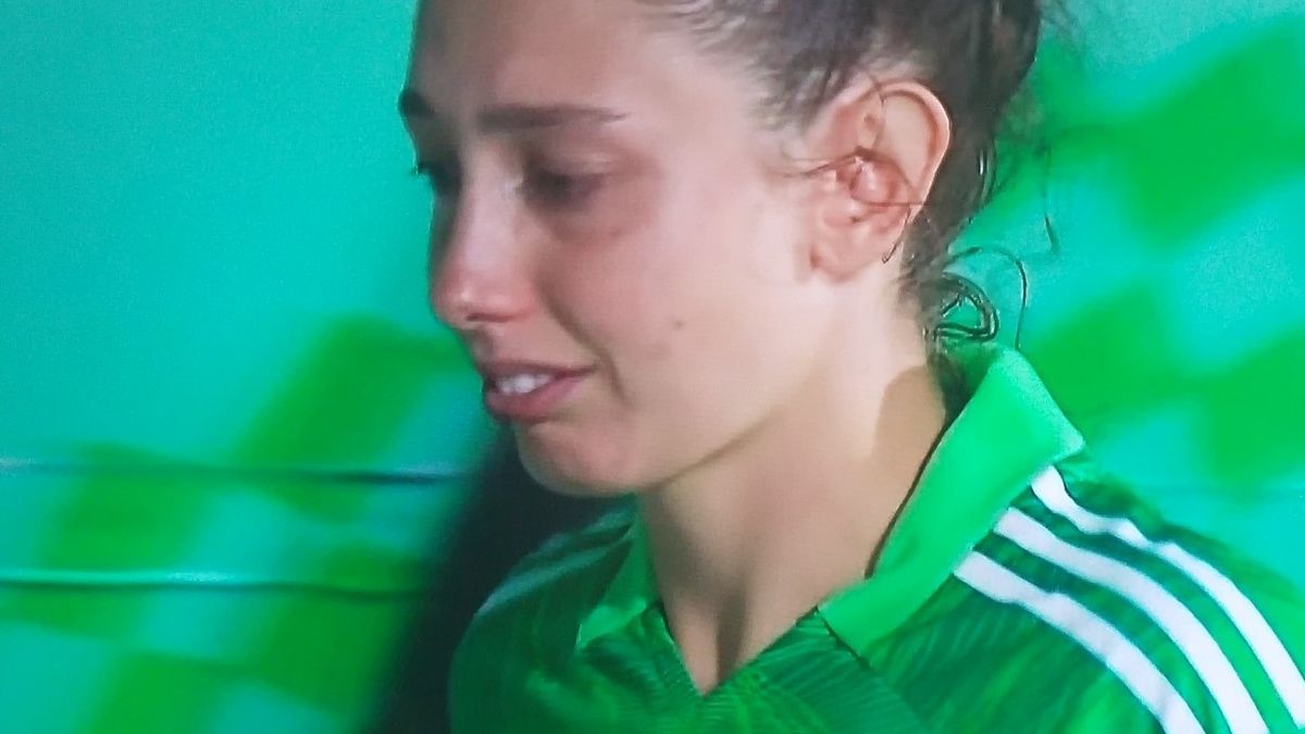 Adriana Nanclares se retira del campo llorando.