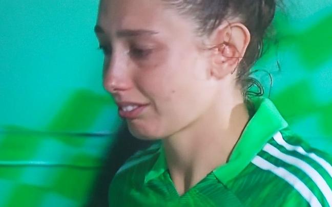 Adriana Nanclares se retira del campo llorando.