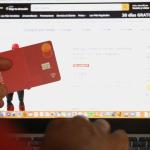 El menor investigado lograba los datos mediante un alquiler falso de pisos en internet y luego los utilizaba para comprar productos de alta gama 