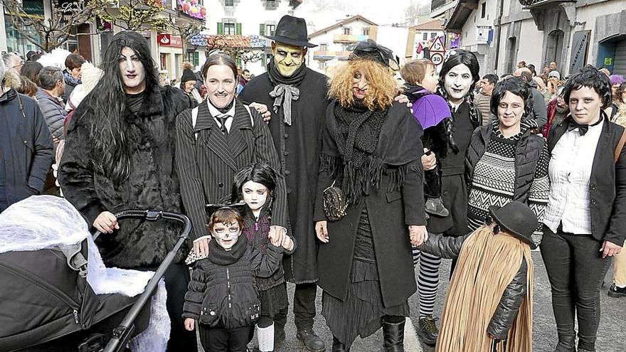 Parientes de la familia Adams vestían de negro entre un mundo de color.