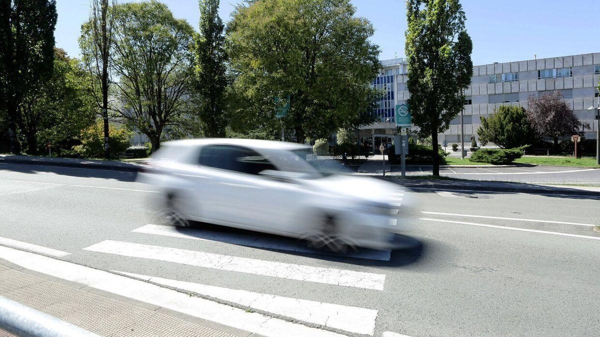 Una mujer de 26 años permanece ingresada en la UCI por las heridas sufridas tras ser arrollada cuando acudía a su puesto de trabajo en la Policlínica.