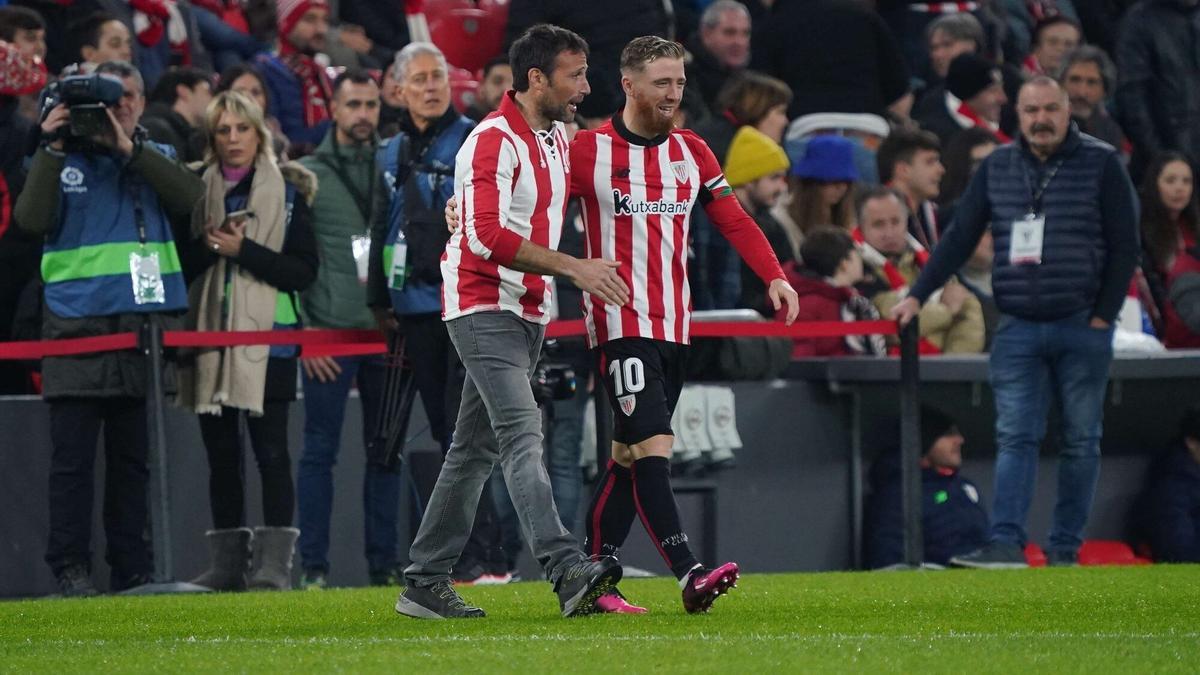 Alex Txikon con Iker Muniain, sobre el césped de San Mamés