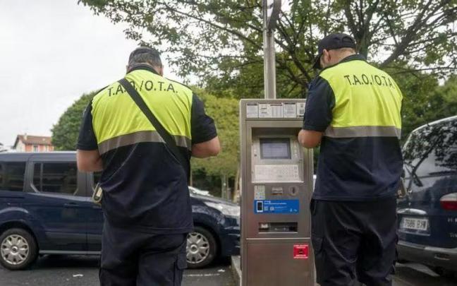 Trabajadores de la OTA en una calle de Donostia.