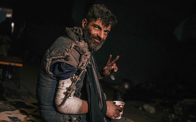 Un soldado ucraniano herido en el interior de Azovstal.