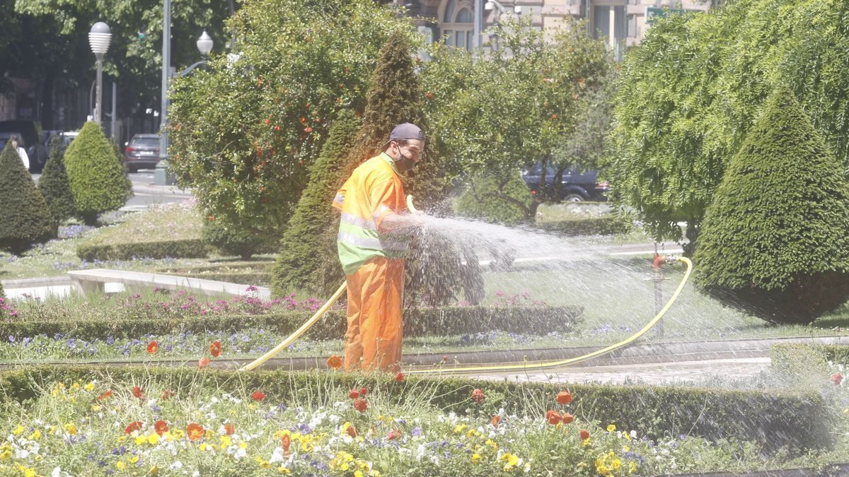 Un operario riega uno de los jardines de Bilbao