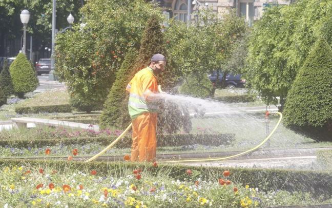 Un operario riega uno de los jardines de Bilbao