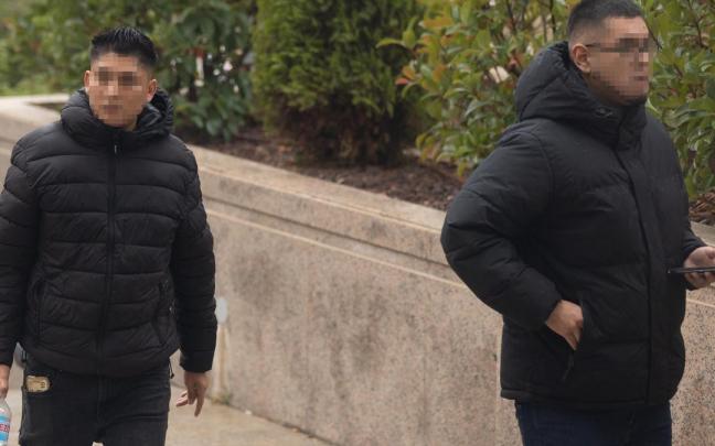 Dos miembros de los 'trinitarios' acuden a la Audiencia de Madrid acusados del crimen de joven en Vallecas.