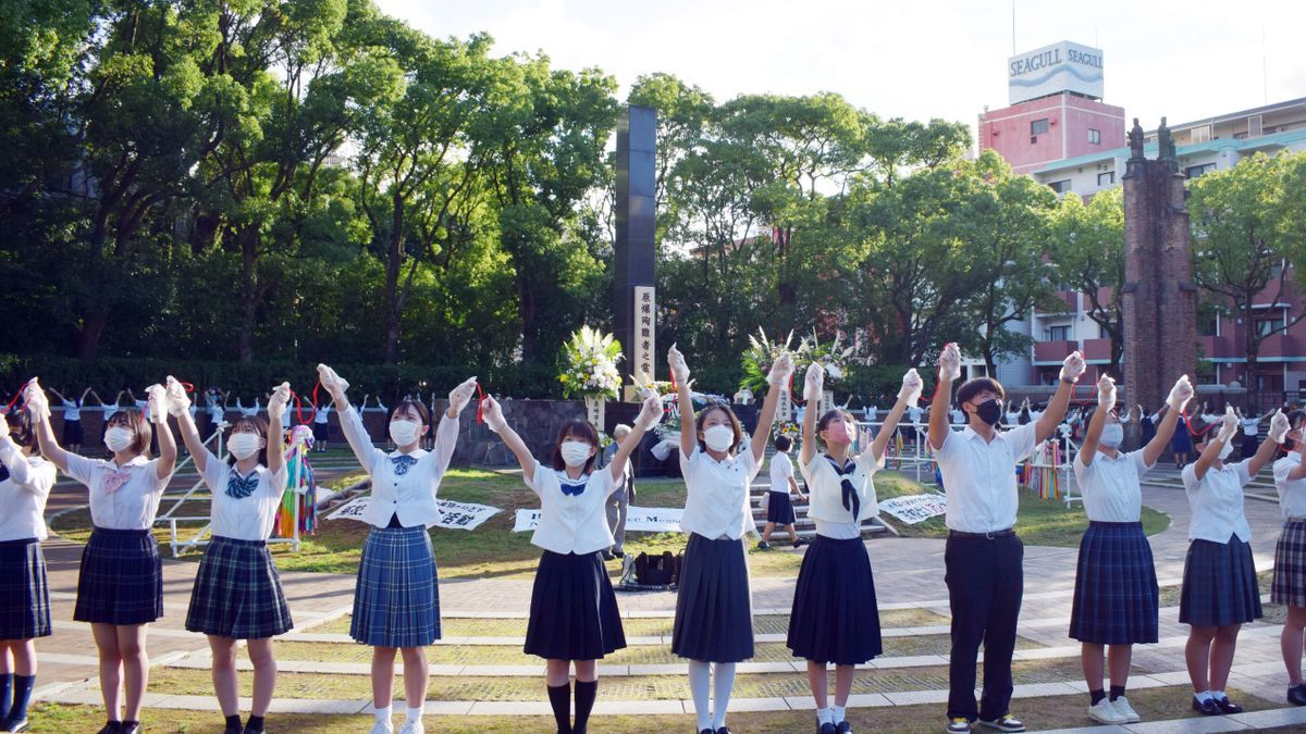 Un grupo de escolares participa en un acto en recuerdo a las víctimas de Nagasaki.