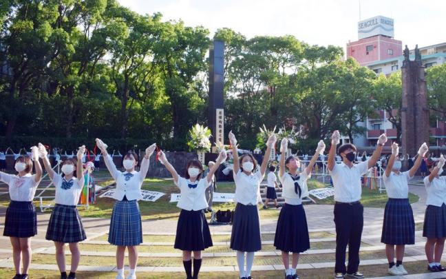 Un grupo de escolares participa en un acto en recuerdo a las v&iacute;ctimas de Nagasaki.