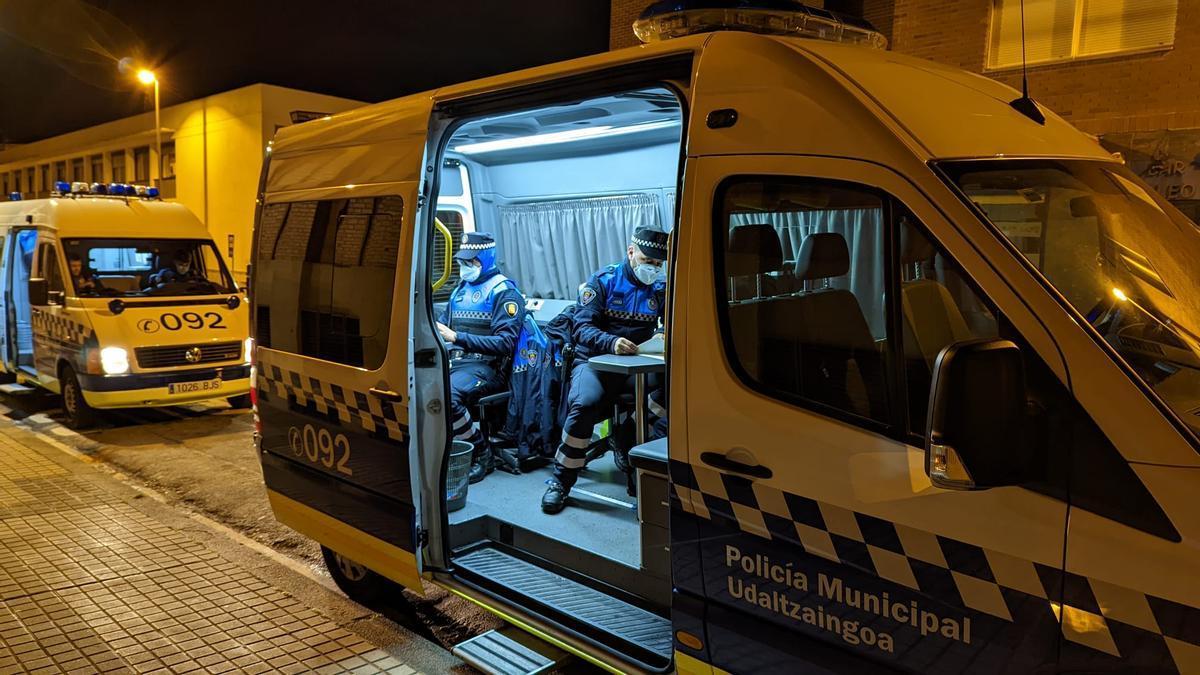 Agentes de Policía Municipal de Pamplona, en un control nocturno.