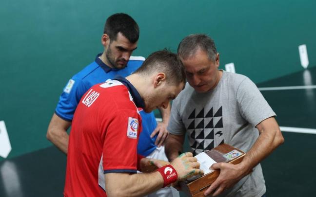 Elección de material del Cuatro y Medio entre Ezkurdia y Laso.