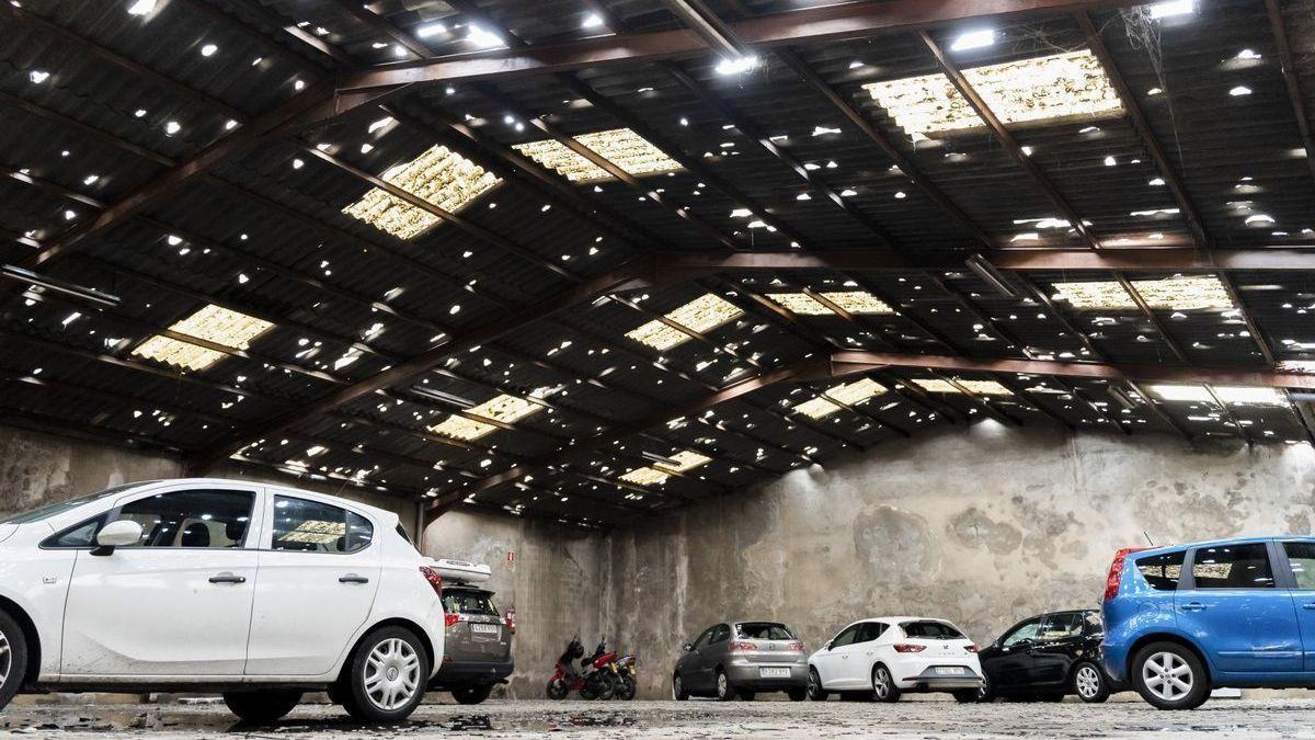 Vista de un parking afectado como consecuencia de la tormenta de granizo en La Bisbal de L'Empordà, Girona.