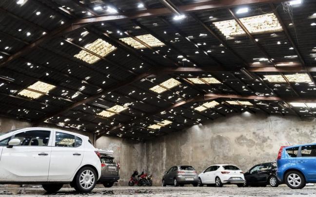 Vista de un parking afectado como consecuencia de la tormenta de granizo en La Bisbal de L'Empord&agrave;, Girona.
