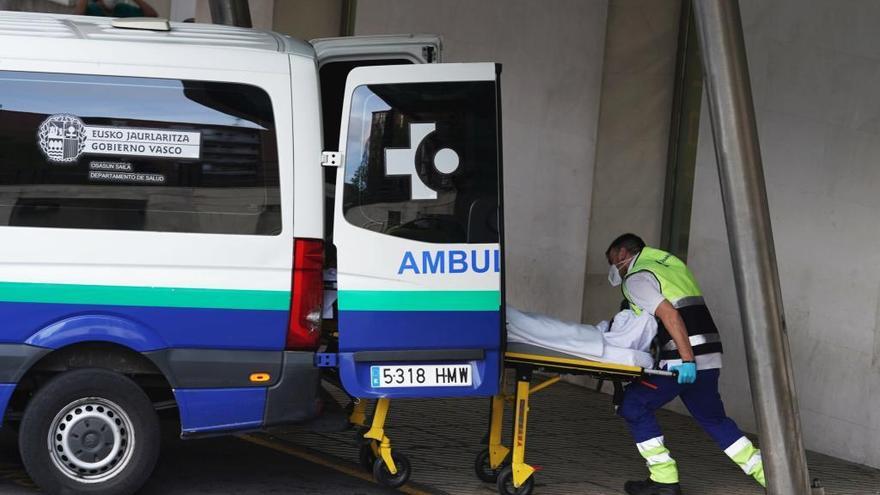 Una ambulancia a las puertas de urgencias.