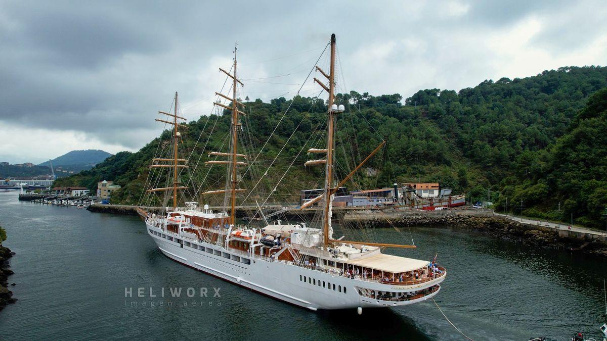 Sea Cloud Spirit en el puerto de Pasaia