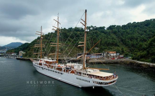 Sea Cloud Spirit en el puerto de Pasaia Sea Cloud Spirit en el puerto de Pasaia