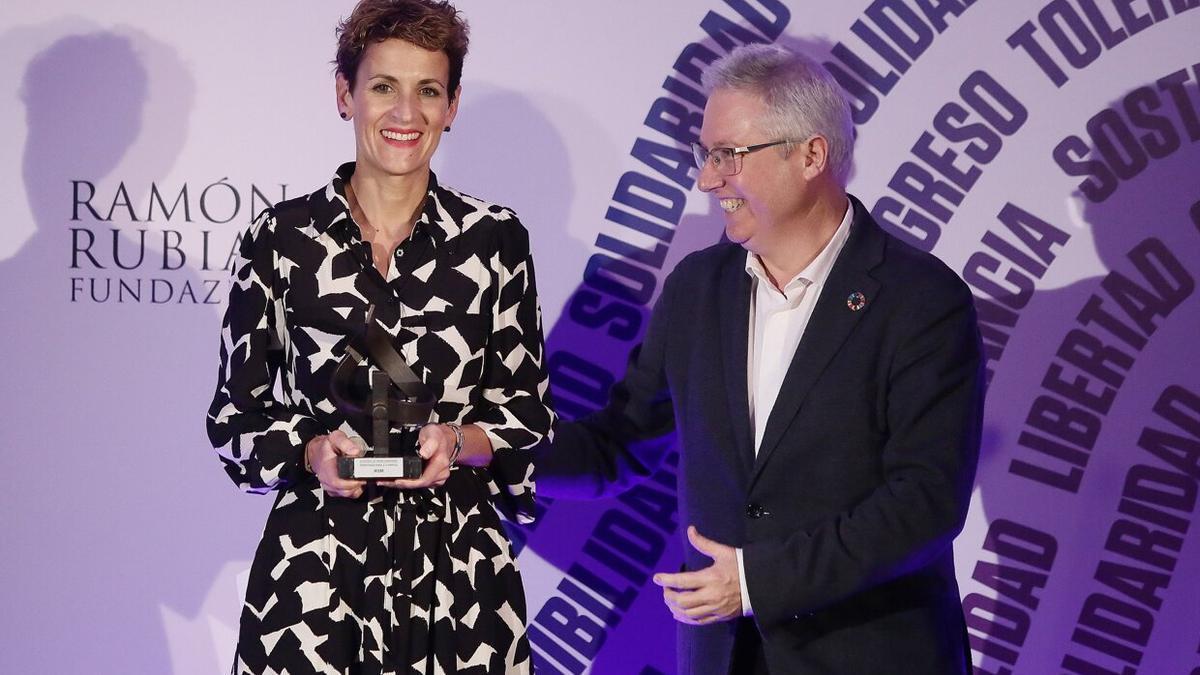 La jefa del Gobierno de Navarra, Mar&iacute;a Chivite ha recibido el Premio Ram&oacute;n Rubial de manos del Secretario General del PSE-EE de Gipuzkoa, Jos&eacute; Ignacio Asensio, en San Sebasti&aacute;n
