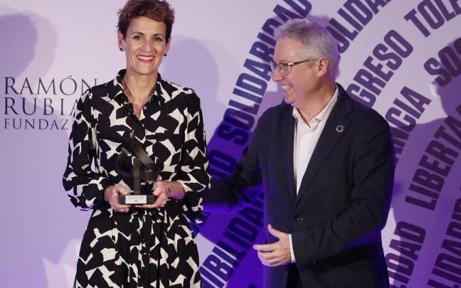 La jefa del Gobierno de Navarra, Mar&iacute;a Chivite ha recibido el Premio Ram&oacute;n Rubial de manos del Secretario General del PSE-EE de Gipuzkoa, Jos&eacute; Ignacio Asensio, en San Sebasti&aacute;n