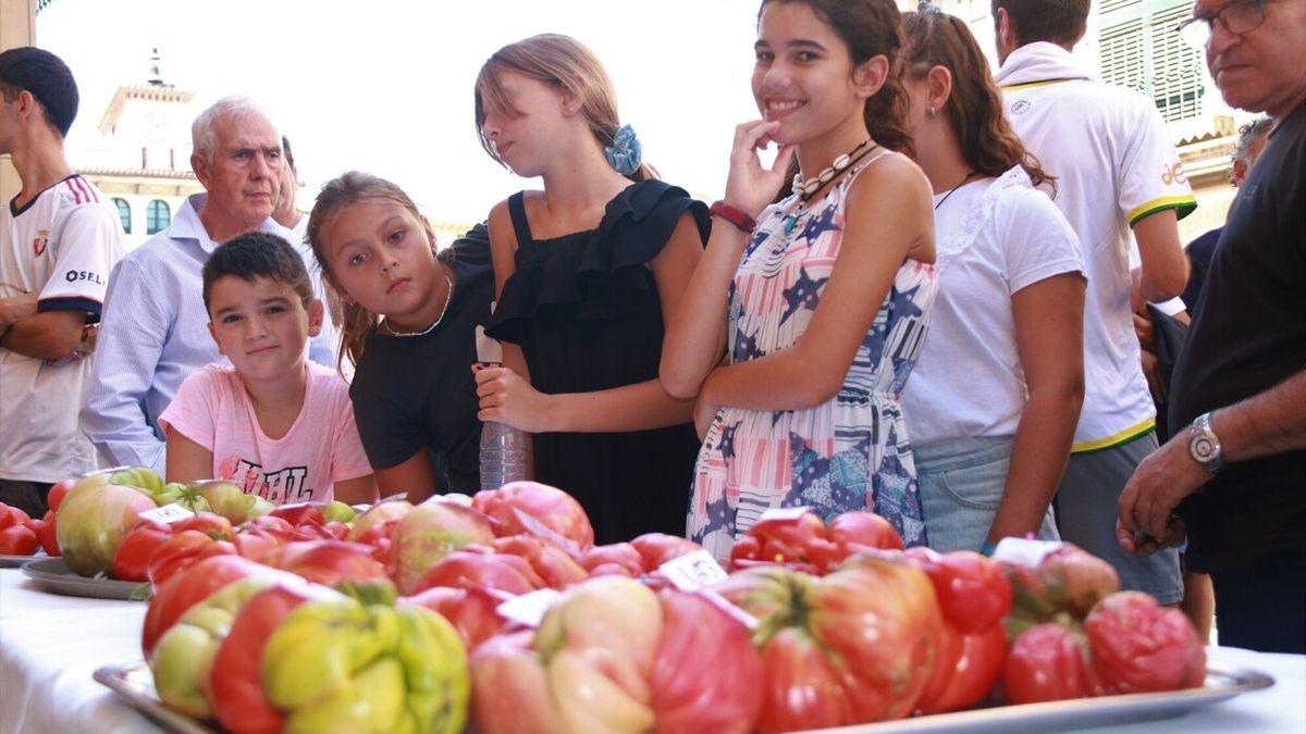 Edurne Sangüesa, hija de Pachi Sangüesa y Rebeca Calavia, junto a los tomates, mira a cámara antes de recoger el premio