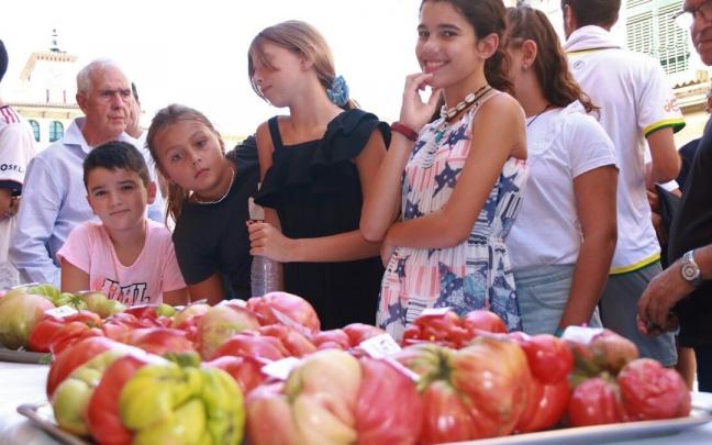 Edurne Sangüesa, hija de Pachi Sangüesa y Rebeca Calavia, junto a los tomates, mira a cámara antes de recoger el premio Edurne Sangüesa, hija de Pachi Sangüesa y Rebeca Calavia, junto a los tomates, mira a cámara antes de recoger el premio