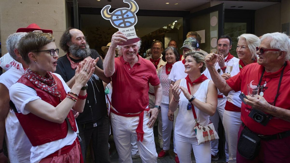 Entrega del premio Guiri del año a Larry Belcher