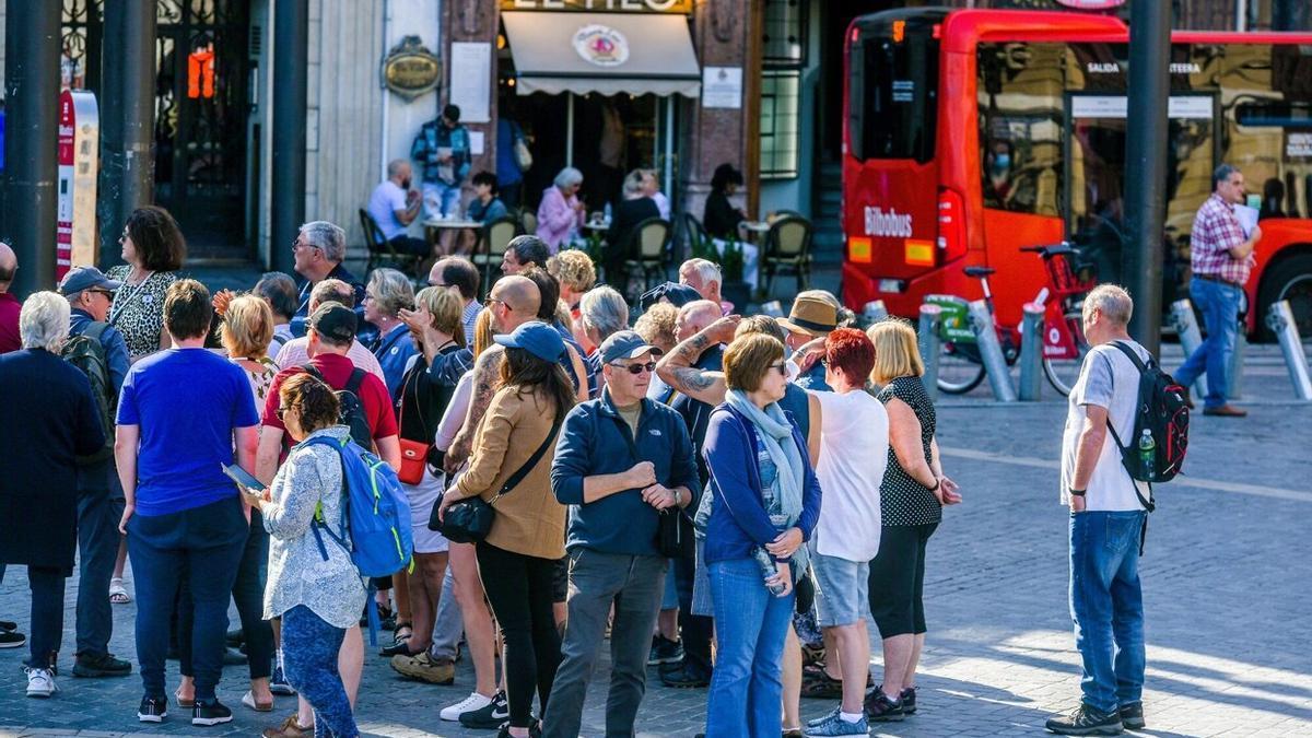 Varios turistas pasean por el Casco Viejo de Bilbao