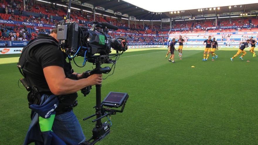 C&aacute;maras de televisi&oacute;n en el partido Osasuna - Barcelona, de Primera Divisi&oacute;n de la Liga espa&ntilde;ola