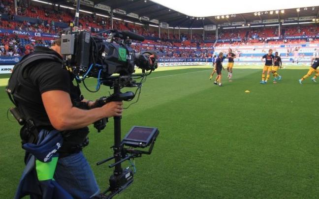 C&aacute;maras de televisi&oacute;n en el partido Osasuna - Barcelona, de Primera Divisi&oacute;n de la Liga espa&ntilde;ola