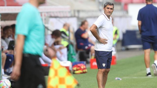 Ernesto Valverde sigue el partido desde la zona técnica del Mewa Arena de Mainz.