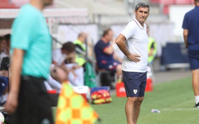 Ernesto Valverde sigue el partido desde la zona técnica del Mewa Arena de Mainz. Ernesto Valverde sigue el partido desde la zona técnica del Mewa Arena de Mainz.