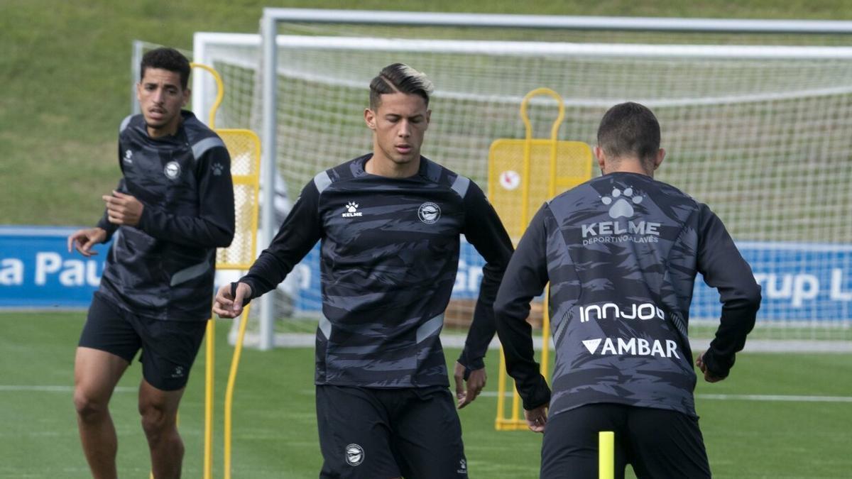 Godoy controla el balón en un entrenamiento con el Alavés