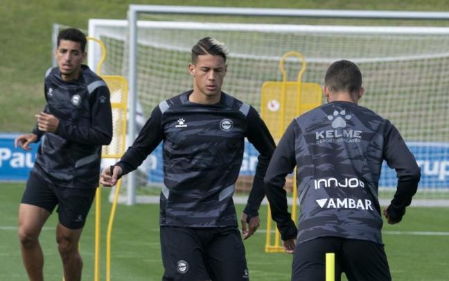 Godoy controla el balón en un entrenamiento con el Alavés Godoy controla el balón en un entrenamiento con el Alavés